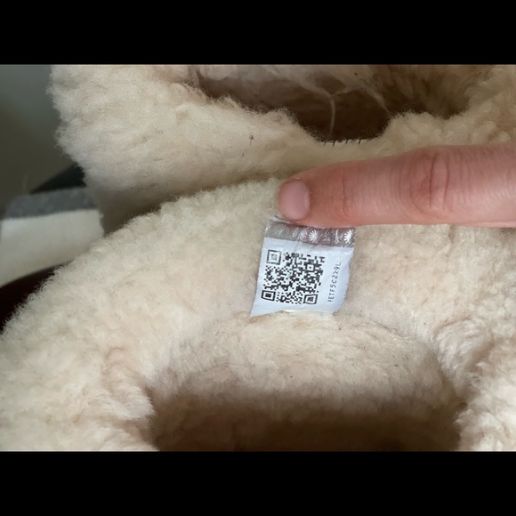 Women’s UGG boots - Picture 2 of 8